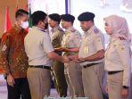 menteri-atrbpn-hadi-tjahjanto-menambakan-atribut-tongkat-komando.jpg