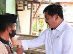 menteri-atrkepala-bpn-hadi-tjahjanto-menyerahkan-sertifikat.jpg