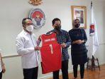 menteri-bumn-erick-thohir-saat-memberikan-jersey-basket-kepada-menpora-zainudin-amali.jpg