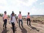 menteri-bumn-rini-soemarno-saat-meninjau-lokasi-bakal-dibangunnya-pabrik-kereta-api.jpg
