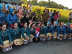 menteri-bumn-rini-soemarno-saat-panen-raya-di-bantul_20180506_190403.jpg