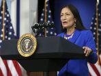 menteri-dalam-negeri-as-deb-haaland-menyampaikan-sambutan-pada-ktt-suku-bangsa-2021.jpg