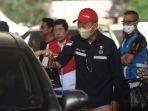 menteri-esdm-arifin-tasrif-memberikan-bingkisan-kepada-pemudik.jpg