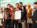 menteri-kesehatan-budi-gunadi-sadikin-menyerahkan.jpg