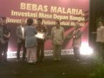 menteri-kesehatan-nafsiah-mboi-menyerahkan-sertikat.jpg