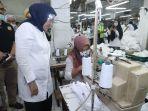 menteri-ketenagakerjaan-ida-fauziyah-meninjau-langsung-pabrik-baju-alat-pelindung-diri.jpg