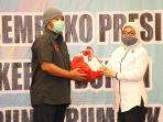 menteri-ketenagakerjaan-ida-fauziyah-menyerahkan-bansos-sembako.jpg