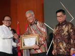 menteri-ketenagakerjaan-m-hanif-dhakiri-menyerahkan-penghargaan.jpg