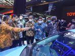 menteri-koordinator-bidang-perekonomian-airlangga-hartarto-mengunjungi-booth-toyota-di-giias-2021.jpg