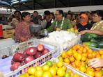 menteri-koperasi-dan-ukm-puspayoga-melakukan-peninjauan-ke-pedagang-pasar-tradisional_20160918_144357.jpg