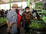 menteri-koperasi-dan-ukm-teten-masduki-pisang.jpg