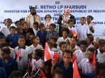 menteri-luar-negeri-retno-marsudi-dan-menlu-papua-nugini-justin-tkatchenko-di-sd-perbatasan.jpg