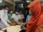 menteri-perdagangan-tinjau-ketersediaan-bahan-pokok_20200429_200645.jpg