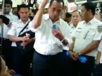 menteri-perhubungan-blusukan-pertama-kali-naik-krl_20160810_194028.jpg
