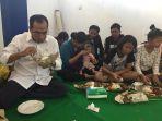 menteri-perhubungan-budi-karya-sumadi-dan-para-pengungsi-tsunami.jpg