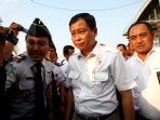 menteri-perhubungan-dan-tim-basarnas-lakukan-pencarian-pesawat-a_20151006_143702.jpg