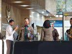 menteri-perindustrian-agus-gumiwang-kartasasmita-usai-cek-suhu-tubuh.jpg
