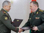 menteri-pertahanan-rusia-sergei-shoigu-dan-menteri-pertahanan-belarusia-viktor-khrenin-7yt.jpg