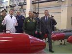 menteri-pertahanan-rusia-sergei-shoigu-meninjau-produksi-roket-roket-saat-mengunjungi-pabrik.jpg