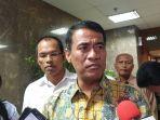 menteri-pertanian-amran-sulaiman-di-kantornya.jpg