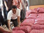 menteri-pertanian-amran-sulaiman-operasi-pasar-bawang-merah_20150617_091251.jpg