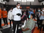menteri-sosial-didampingi-tri-rismaharini-pantau-penyaluran-bst_20201008_023500.jpg