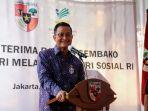 menteri-sosial-juliari-p-batubara-saat-menyalurkan-secara-simbolis-2856-paket-sembako.jpg