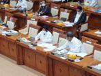 menteri-sosial-tri-rismaharini-di-ruang-rapat-komisi-viii-dpr.jpg
