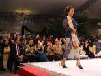 menteri-susi-pudjiastuti-di-atas-catwalk.jpg