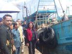 menteri-susi-saat-meninjau-kapal-vietnam-yang-akan-ia-ledakkan.jpg