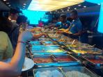 menu-yang-disajikan-secara-buffet-di-kapal-pesiar-chao-phraya-princess_20160327_095843.jpg