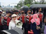 menuk-wulandari-koordinator-lapangan-korlap-dari-aliansi-rakyat-menggugat.jpg
