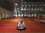 menunggu-waktu-berbuka-puasa-di-masjid-istiqlal_20180607_171123.jpg