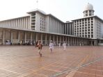 menunggu-waktu-berbuka-puasa-di-masjid-istiqlal_20180607_171309.jpg