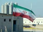 menunjukkan-bendera-iran-di-pembangkit-listrik-tenaga-nuklir-bushehr-iran.jpg