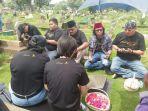 menyekar-ke-makam-benyamin-sueb-1.jpg