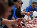 menyembelih-hewan-qurban-peringati-idul-adha-1438-h_20170902_180450.jpg