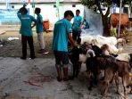 menyembelih-hewan-qurban-peringati-idul-adha-1438-h_20170902_182838.jpg