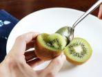 menyendok-buah-kiwi.jpg