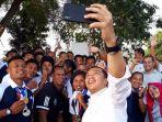 mepora-imam-nahrawi-saat-berswafoto.jpg