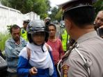merasa-tak-bersalah-perempuan-berjilbab-ini-marah-dan-maki-polisi_20180213_083907.jpg