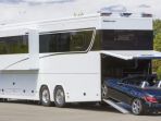 mercedes-benz-motorhome-dapat-menampung-satu-sedan-porsche_20181016_172811.jpg