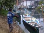 mertua-rohim-mulyono-memperlihatkan-perahu_20150911_175211.jpg