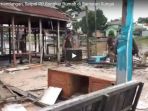 merusak-pemandangan-satpol-pp-bongkar-rumah-di-bantaran-sungai-negara_20180219_152840.jpg