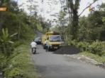 mesin-mati-saat-nanjak-truk-pasir-ini-masuk-jurang_20160915_144533.jpg