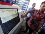 mesin-pajak-kendaraan-bermotor-samsat-taping-ktp-elektronik_20180320_112816.jpg