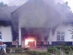 mess-manager-pt-lonsum-gunung-bais-estate-dibakar-massa_1_20160326_093222.jpg