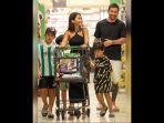 messi-belanja-bareng-keluarga.jpg