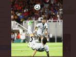 messi-cetak-gol-tendangan-salto-kaki-kiri.jpg