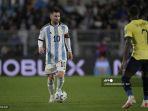 messi-kiri-mengontrol-bola-melewati-bek-ekuador-pervis-estupinan.jpg